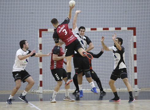 Mek Eibar Eskubaloiak aurkari gogorra menperatu zuen Ipuruan