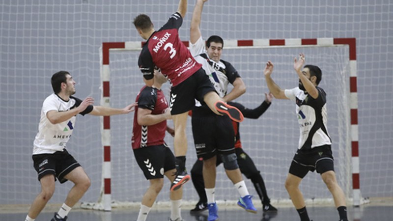 Mek Eibar Eskubaloiak aurkari gogorra menperatu zuen Ipuruan