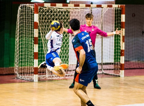 MEK Eibar Eskubaloiko talde nagusiak partidu zaila izango du bihar Tarazonan