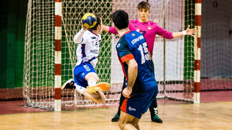 MEK Eibar Eskubaloiko talde nagusiak partidu zaila izango du bihar Tarazonan