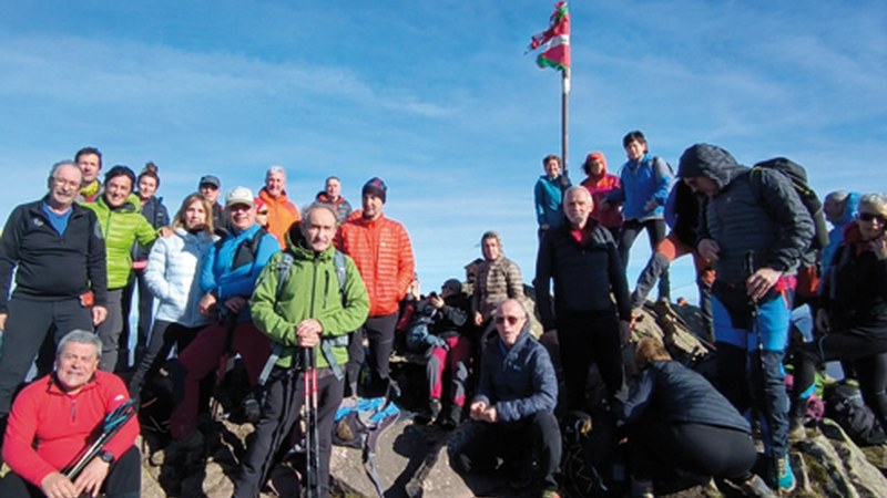 Mendaur tontor “klasikoan” izan ziren Deporreko mendizaleak zapatuko irteeran