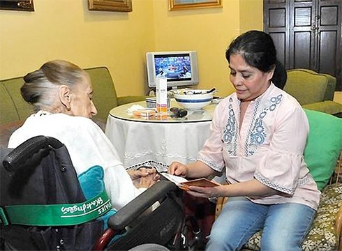 Mendekotasunak dituztenak zaintzen eta etxe-zerbitzuan lan egiten duten emakume migratuentzat doako tailerrak