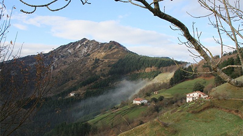 Mendi eta baserri auzoetako ibilbideak seinaleztatzea eta zakarrontziak ipintzea proposatu du EH Bilduk