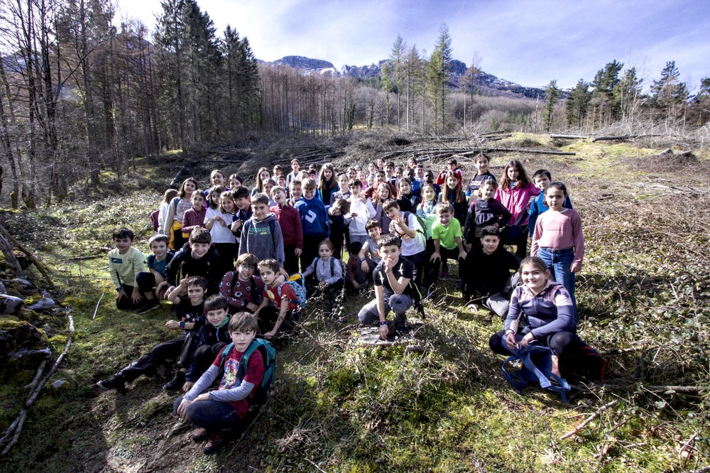 Mendi irteera eguzkitsuaz gozatu zuten Eibarko 69 haurrek