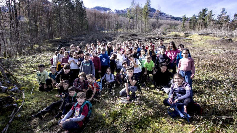 Mendi irteera eguzkitsuaz gozatu zuten Eibarko 69 haurrek