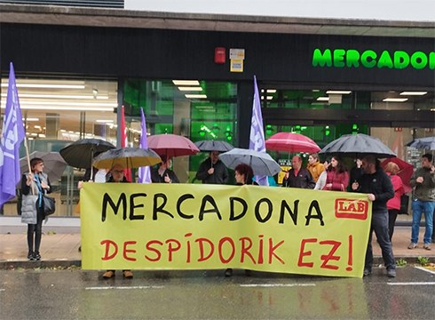 Mercadonak langile bat kaleratu duela salatzeko elkarretaratzea egin dute