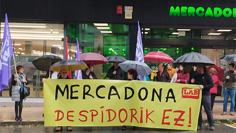 Mercadonak langile bat kaleratu duela salatzeko elkarretaratzea egin dute
