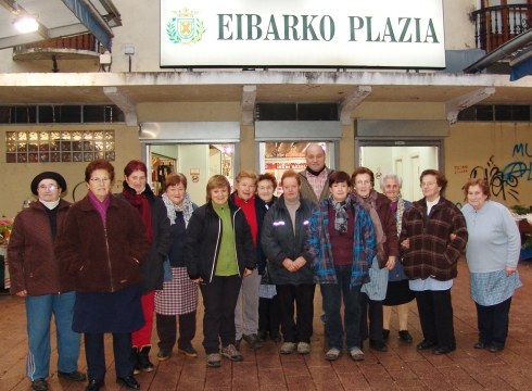 Merkatu plazako produktuekin egindako pintxo-dastaketa zapatuan