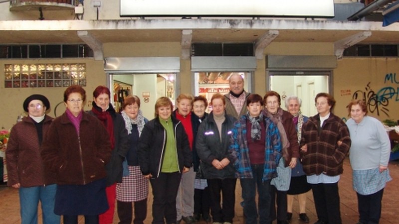 Merkatu plazako produktuekin egindako pintxo-dastaketa zapatuan