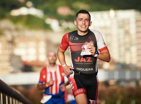 Miguel Ledesma eta Alex Higuera izan ziren Bilboko distantzia erdiko triatloian