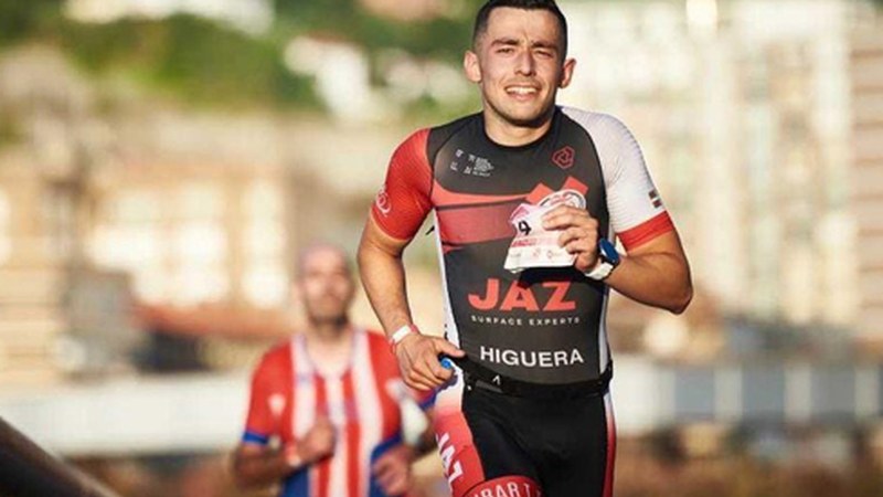 Miguel Ledesma eta Alex Higuera izan ziren Bilboko distantzia erdiko triatloian