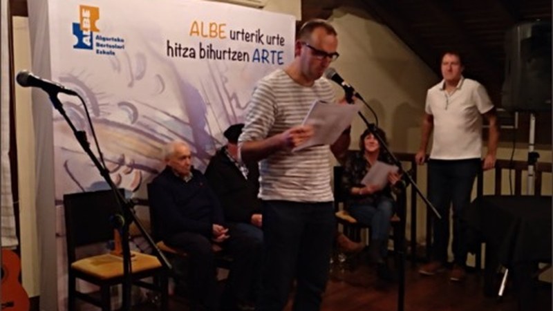 Mikel Arrillagak 12. Balendin Enbeita bertsopaper lehiaketan saria jaso du