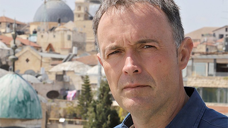 Mikel Ayestaran kazetariak hitzaldia emango du gaur Deban, Ikastenen 'Marea Gora' zikloaren barruan