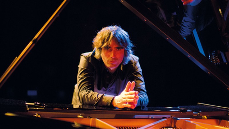 Mikel Azpiroz (pianojolea): “Ordubeteko lasaitasun-tartea eskainiko dugu Coliseoan"