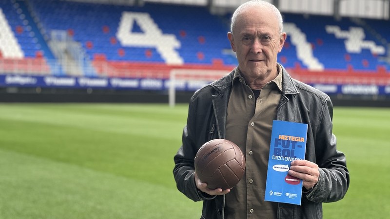 MIKEL LARRAÑAGA: “Eibarko etxe bakoitzean behintzat futbolaren euskarazko hiztegi bana egotea da gure asmoa”