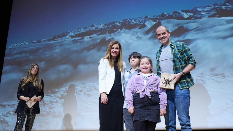MIKEL LIZARRALDE: “Ideiak ordenatzeak eta norbere bizipenei hitzak jartzeak asko laguntzen du”
