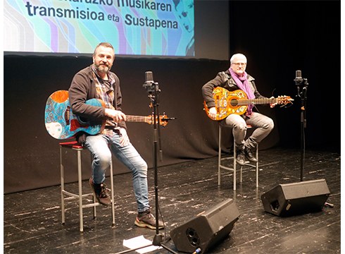 Mikel Markez eta Eñaut Elorrieta: “Hamarkada bakoitzean gazteak dira mugimendu musikal berri bat sortzen dutenak”