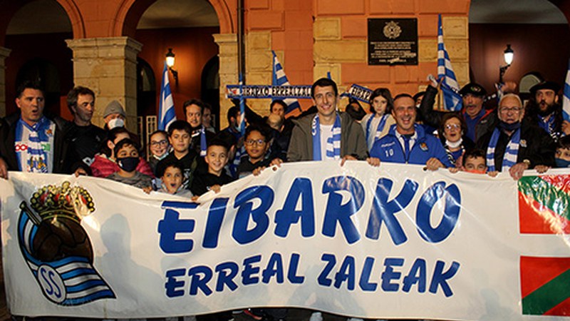 Mikel Oyarzabal foballariari harrera beroa egin diote zaletuek, Udalaren aitortza gorena jaso aurretik