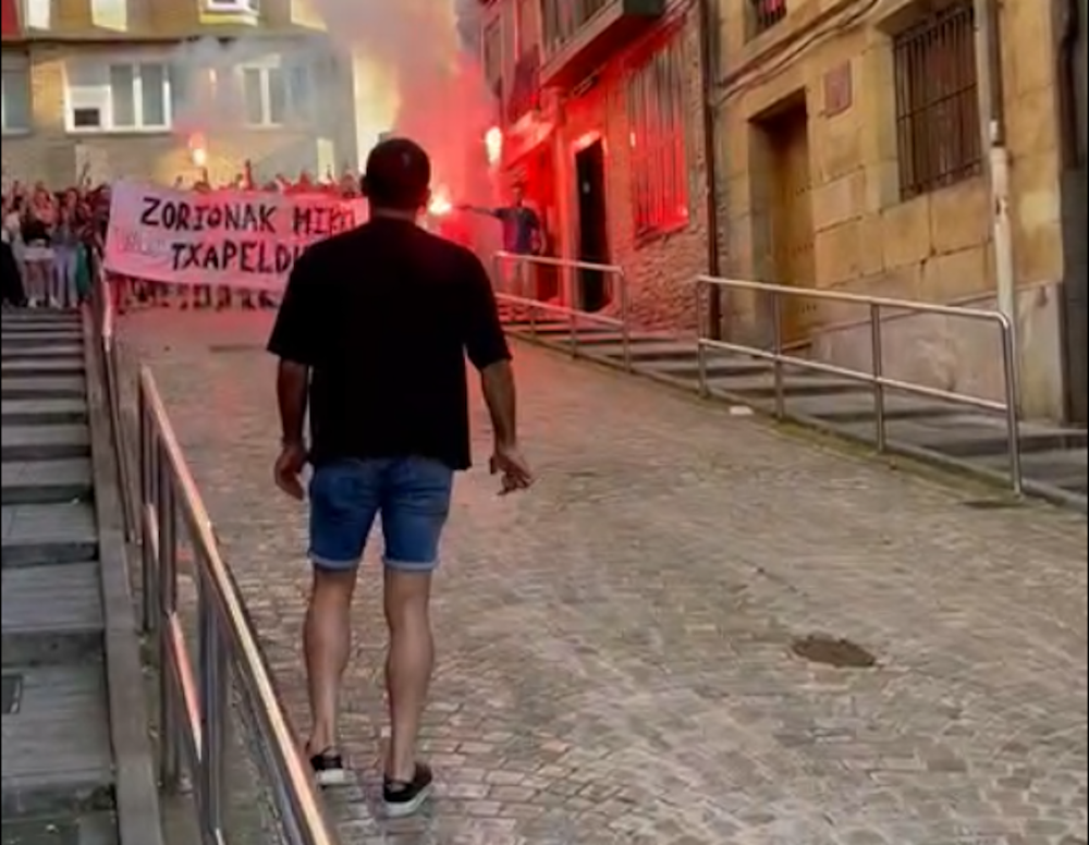 Mikel Oyarzabali omenaldia egin diote kuadrillakoek