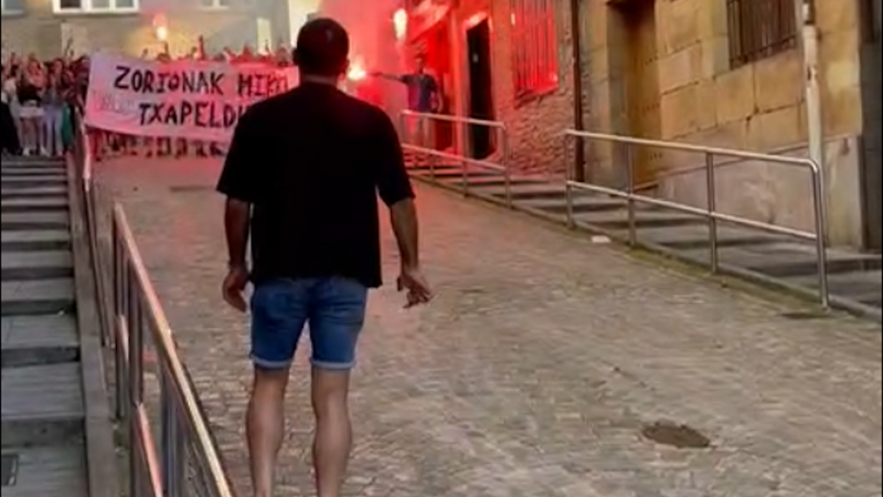 Mikel Oyarzabali omenaldia egin diote kuadrillakoek