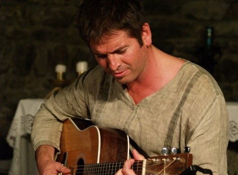 MIKEL URDANGARIN: “Publikoaren barrenak mugitu nahi ditugu”