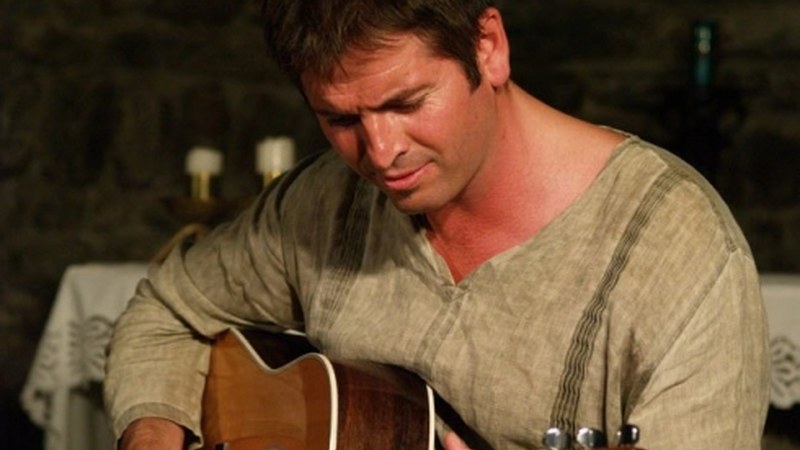 MIKEL URDANGARIN: “Publikoaren barrenak mugitu nahi ditugu”