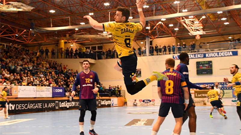 Mikel Zabala eskubaloi jokalaria junior mailako Espainiako selekzioarekin