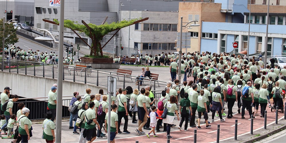 Mila lagunetik gora elkartu ziren zapatuan egindako Minbiziaren Aurkako Martxa solidarioan