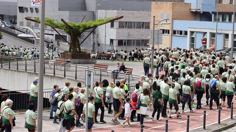 Mila lagunetik gora elkartu ziren zapatuan egindako Minbiziaren Aurkako Martxa solidarioan