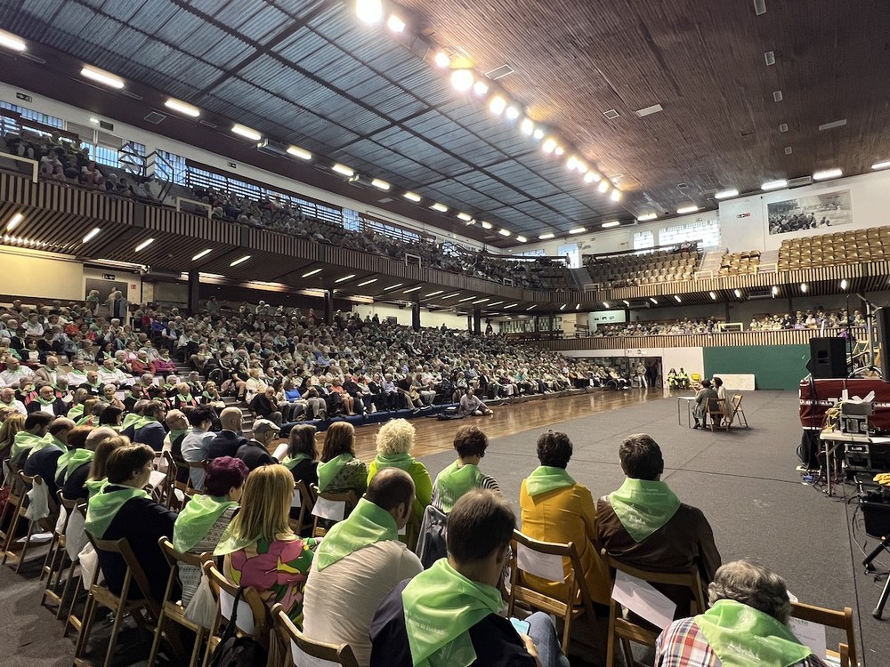 Milaka lagun elkartu dira Astelena frontoian Pertsona Nagusien II. Topaketan