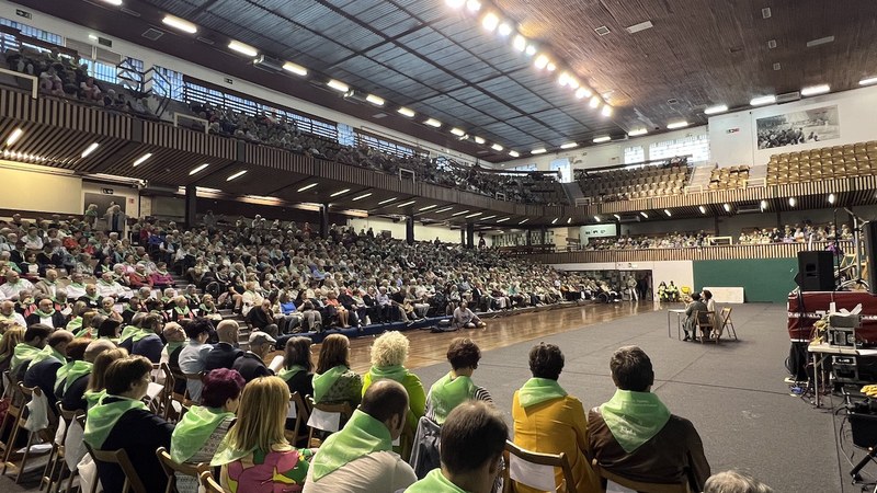 Milaka lagun elkartu dira Astelena frontoian Pertsona Nagusien II. Topaketan