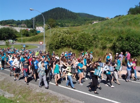 Milatik gora eibartar Gure Esku Dago-ren gizakatean