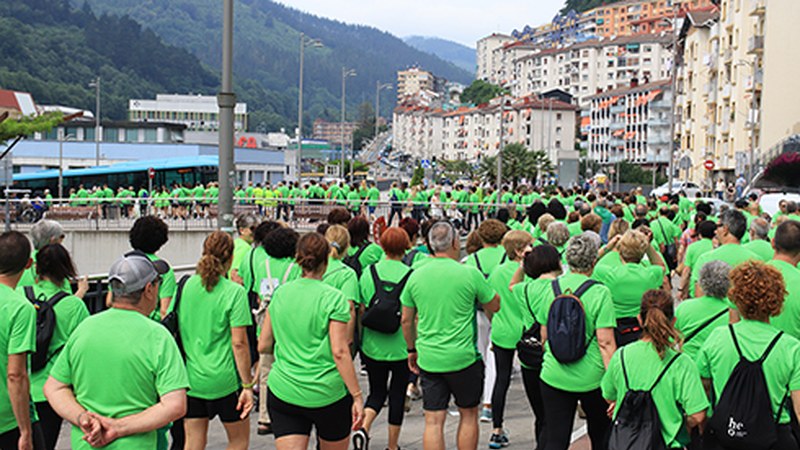Minbiziaren Aurka Gipuzkoan-ek Eibarko kaleak berdez margotu zituen