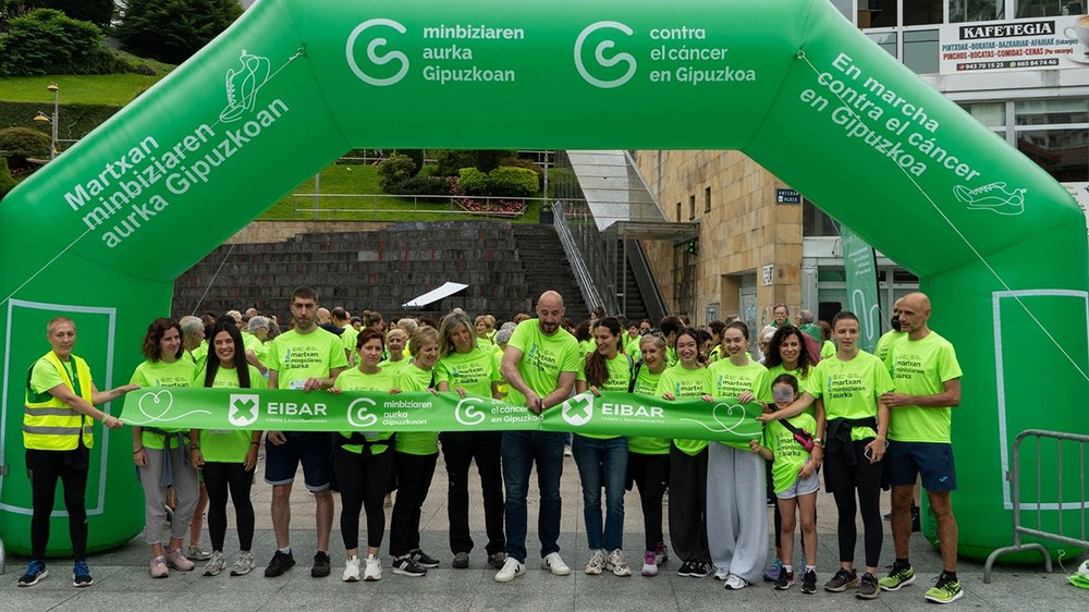 Minbiziaren Aurka Gipuzkoan elkarteak antolatutako martxak elkartasunez bete ditu Eibarko kaleak aurten ere