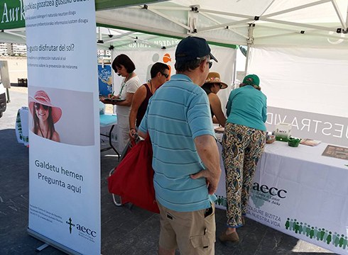 Minbiziaren Aurkako Elkartekoak melanina maila neurtzen ibiliko dira gaur, azaleko minbiziaren aurkako kanpainaren harira