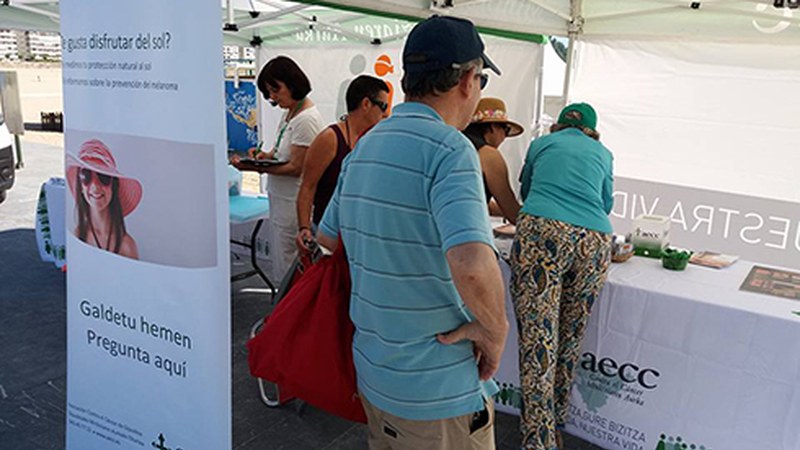 Minbiziaren Aurkako Elkartekoak melanina maila neurtzen ibiliko dira gaur, azaleko minbiziaren aurkako kanpainaren harira