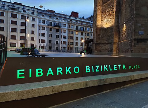 Minbiziaren Aurkako Nazioarteko Egunarekin bat egin du Eibarrek