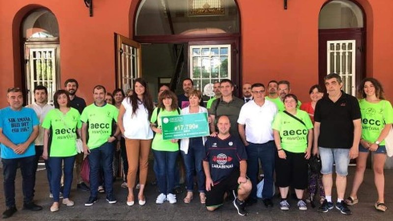 Minbiziaren kontrako martxan bildutako 17.790 euroak eman dizkiete Minbiziaren Kontrako Elkartekoei