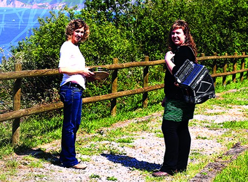 Mirari eta Aintzane trikitilarien "Bidea hauspotzen" diskoa salgai