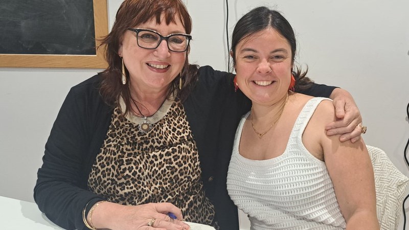 Miren Agur Meabek agurtu du aurtengo Idazlearekin Harixa Emoten