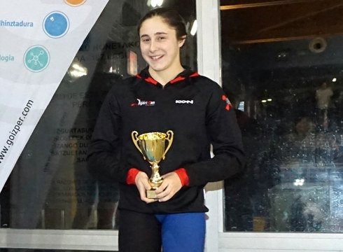 Miren Galdos igerilariak Euskal Herriko txapela jantzi du Udako txapelketetan