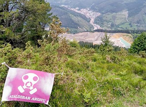 Mobilizazioak deitu ditu Zaldibar Argitu plataformak domekarako, zabortegia amildu zenetik 10 hilabete beteko direla-eta