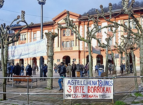 Mobilizazioak hasi zituztenetik hiru urte igaro direla gogoan, pentsiodunek manifestazioa egin dute