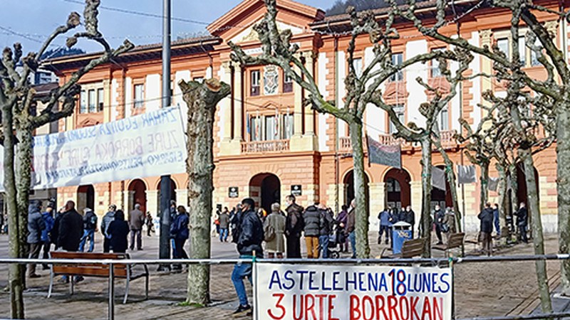 Mobilizazioak hasi zituztenetik hiru urte igaro direla gogoan, pentsiodunek manifestazioa egin dute