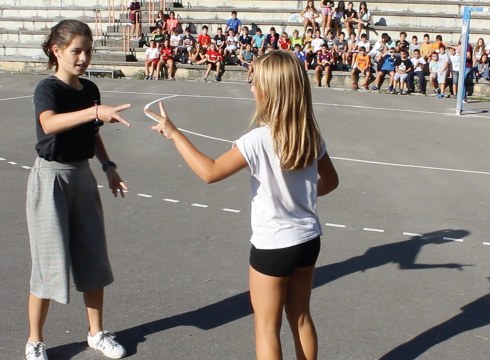 "Harri, orri , har" jokoa nola egiten duten erakutsi digute Juan Antonio Mogeleko ikasleek