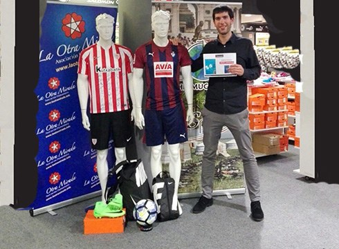 Mongoliako ume elbarrituen aldeko zozketan saria jaso du Ander Larrañagak