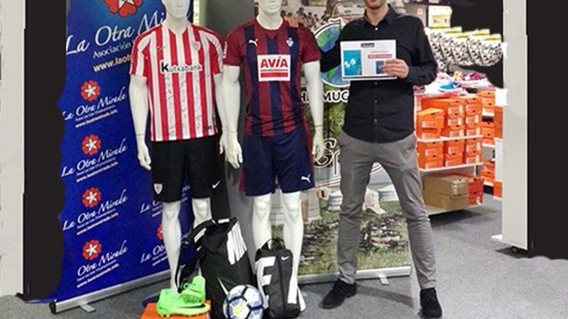 Mongoliako ume elbarrituen aldeko zozketan saria jaso du Ander Larrañagak