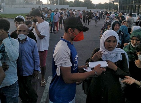 Moriako errefuxiatuei jaten emateko laguntza eskatu dute Zaporeak proiektuko boluntarioek
