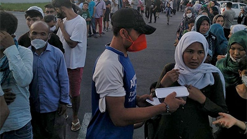 Moriako errefuxiatuei jaten emateko laguntza eskatu dute Zaporeak proiektuko boluntarioek