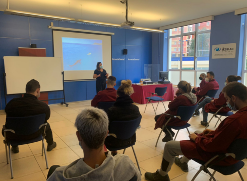 Motibazio-saioei ekin die …eta kitto!-k eskoletan